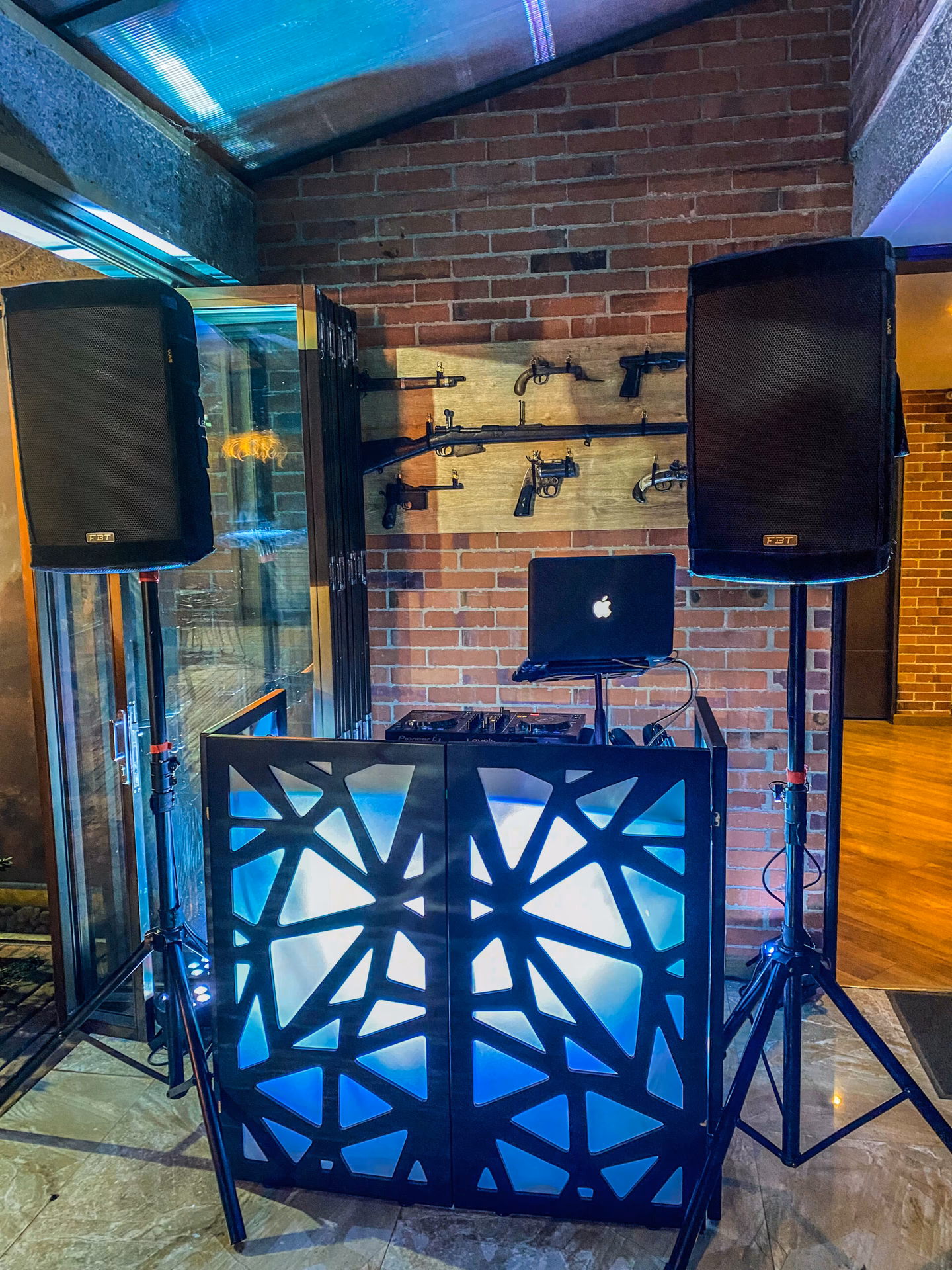 ¿Cuánto cobra un sonido por 5 horas?