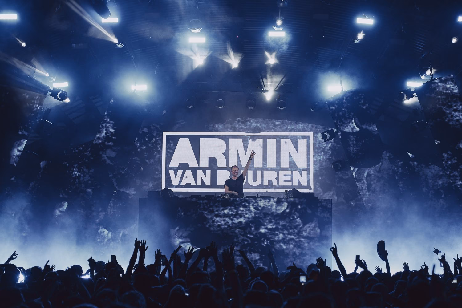 ¿Cuánto cobra Armin van Buuren por evento?