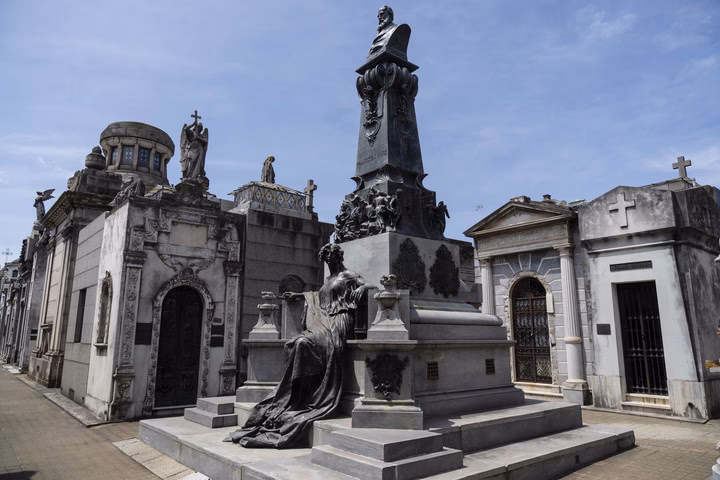 ¿Qué famosos están enterrados en la Recoleta?