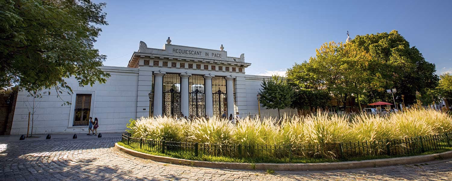 ¿Qué famosos están enterrados en la Recoleta?