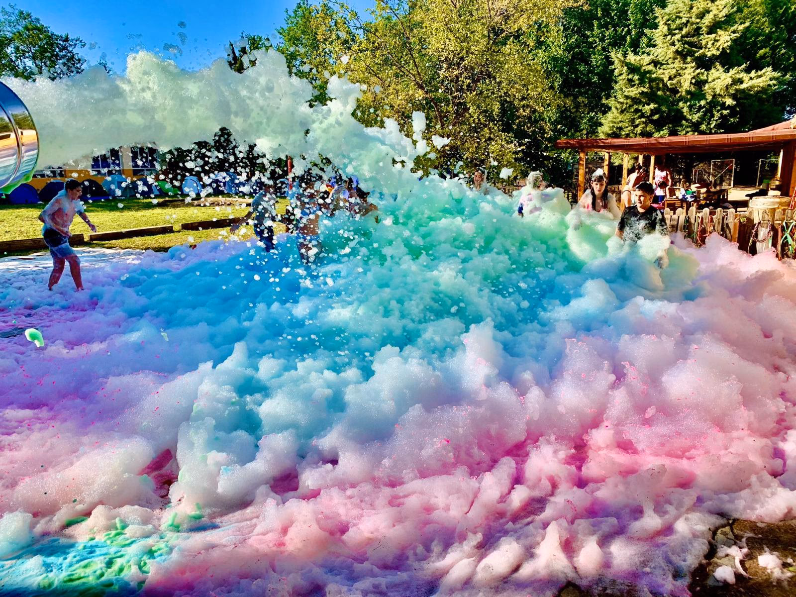 ¿Cómo se llama la espuma que echan en las fiestas?