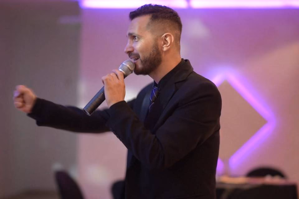 ¿Cómo se llama al que habla en los eventos?