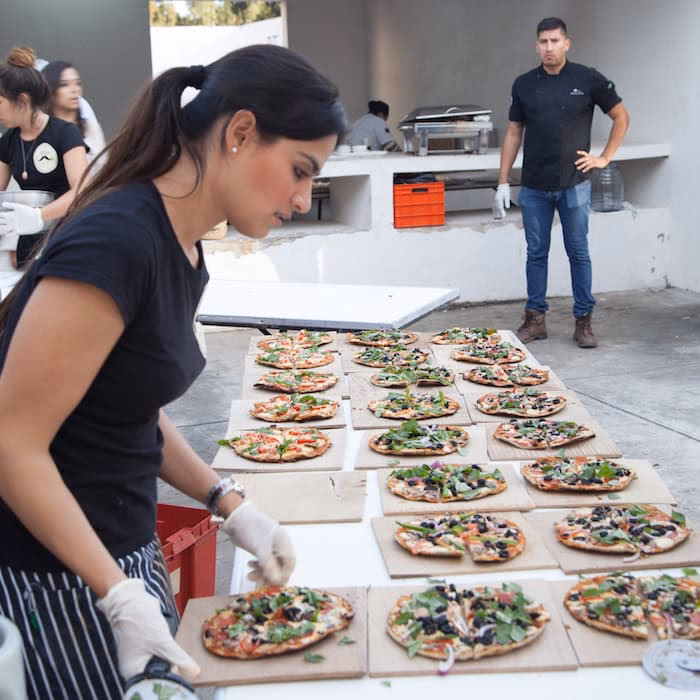 ¿Cuántas pizzas se necesitan para 40 personas?