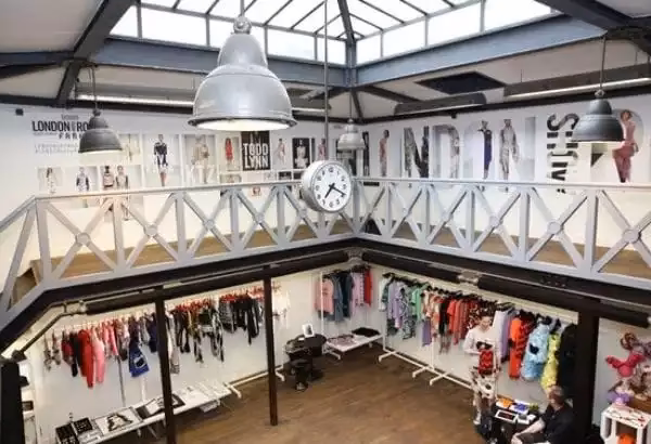 ¿Cuál es la diferencia entre un showroom y una boutique?