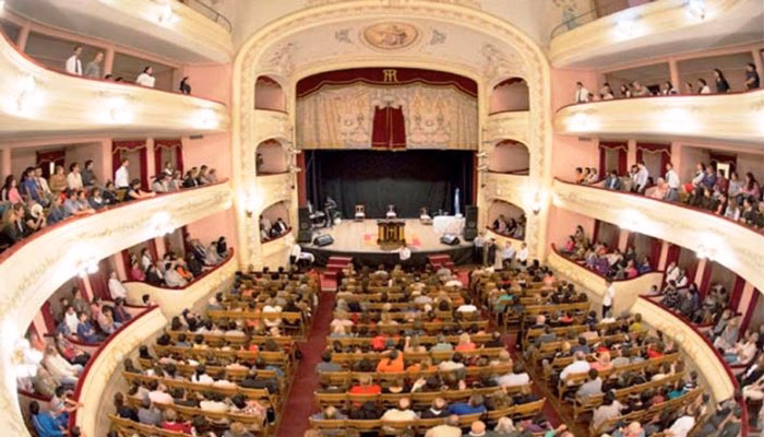 ¿Cuántas personas entran en el teatro San Nicolás?
