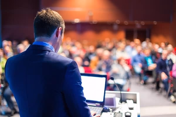 Which verb means to hold an event?